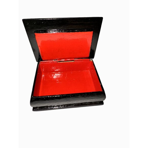 Hand-Painted Russian Lacquer Box With Red Interior & Hinged Lid - Picture 2 of 7